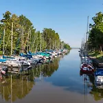 Holiday Home Balatonbereny * Балатонберень