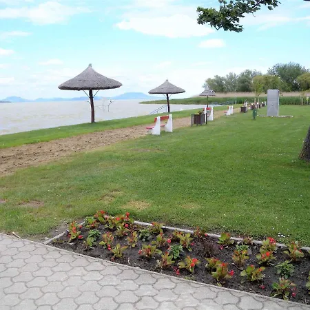 Holiday Home Balatonbereny Casa de Férias *