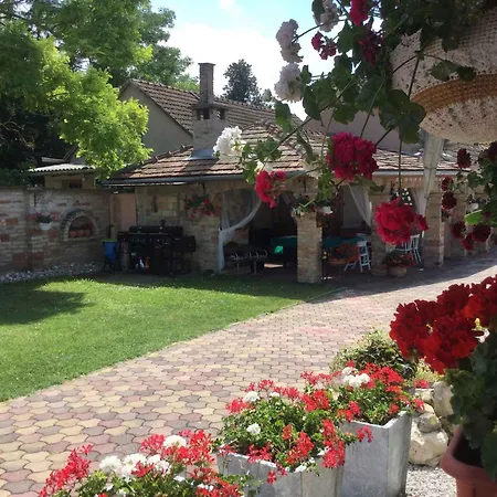 Holiday Home Balatonbereny Casa de Férias *