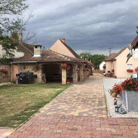 Holiday Home Balatonbereny Casa de Férias *