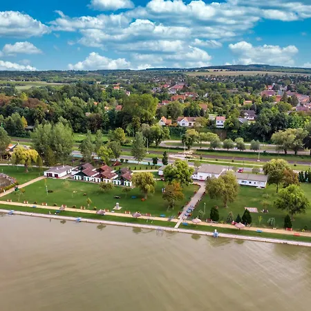 Holiday Home Balatonbereny Casa vacanze *