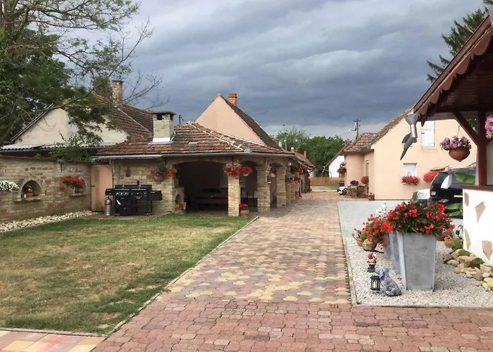 Holiday Home Balatonbereny בית נופש *